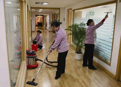 家政行業(yè)年輕化與職業(yè)化 90后男保潔員嶄露頭角，大學(xué)開(kāi)設(shè)家政專業(yè)